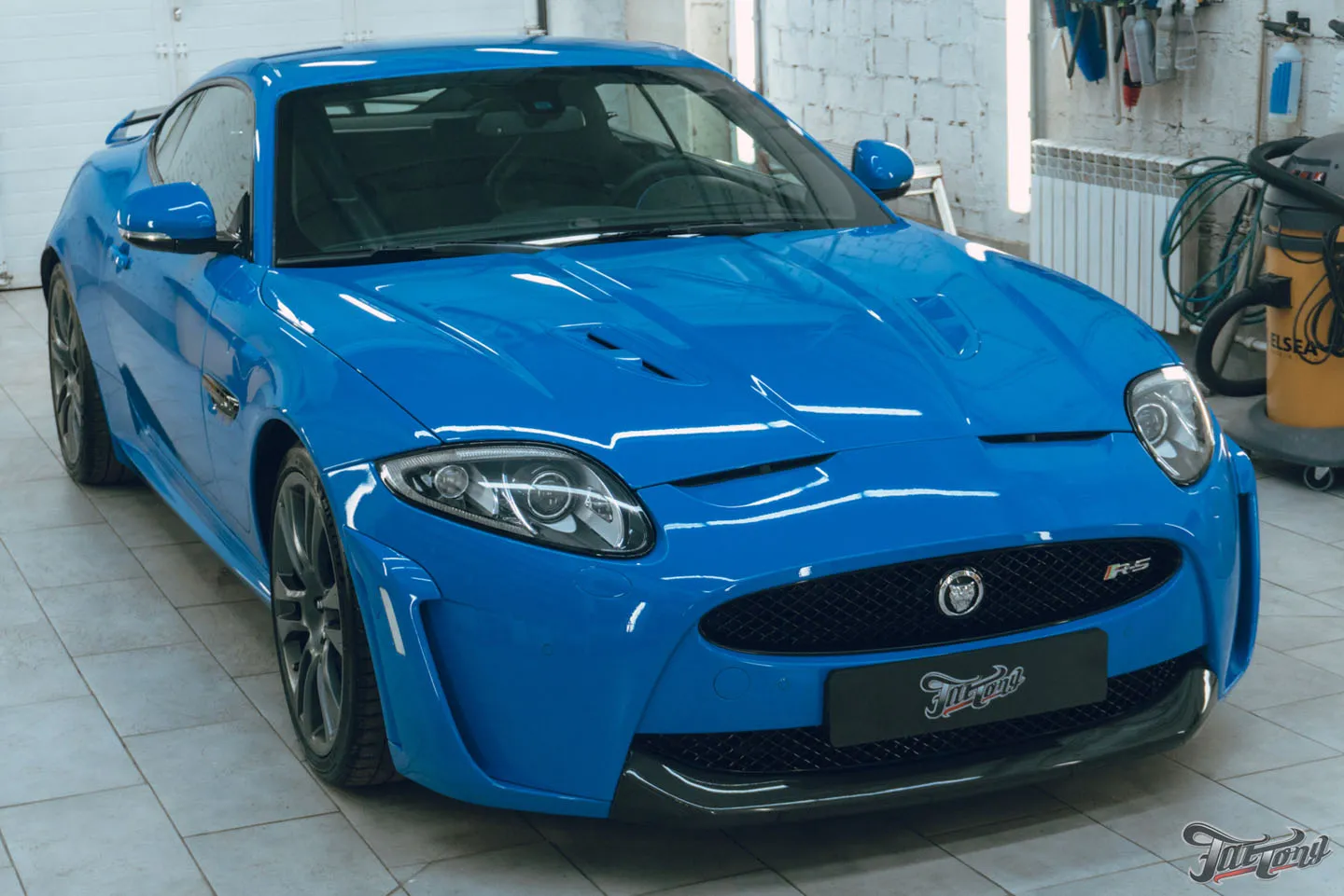 Оклеили заднюю часть Jaguar XKR-S полиуретаном, покрыли пленку керамикой, отполировали глянец в салоне